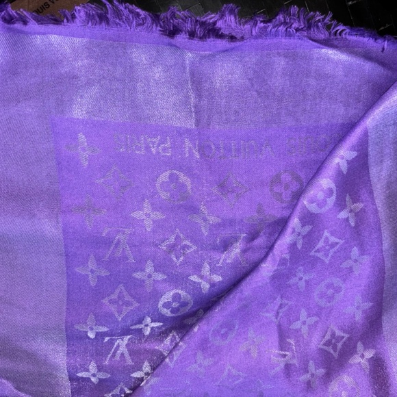 Louis Vuitton Monogramed Silk Shawl. 60% silk, 40% wool. - Picture 7 of 15